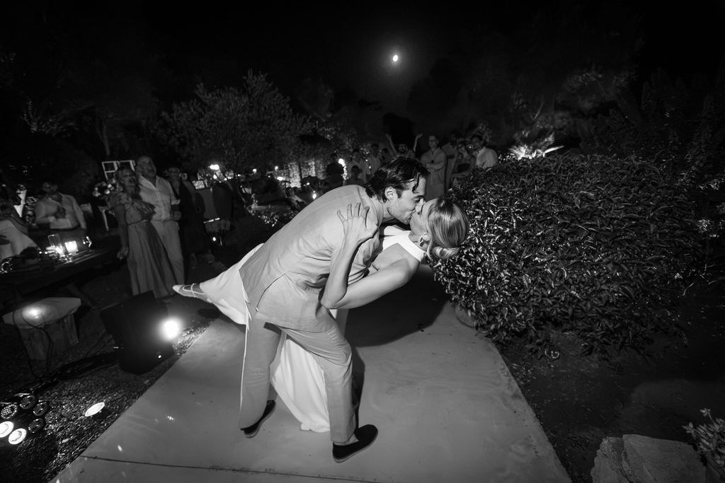 Isabelle and Arne kissing at the end of the evening.